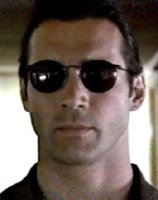 Adrian Paul avec des lunettes noires